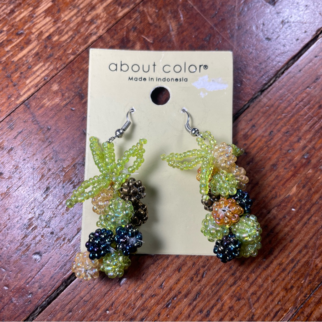 About Color Tiny Beaded Grapes Earrings